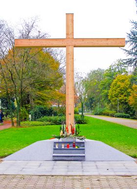 Vorderansicht des Kreuzes auf dem Vluyner Friedhof